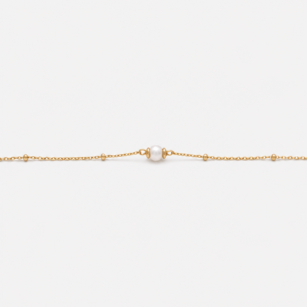 Close-up of Tempo Solo freshwater pearl bracelet in 18kt gold vermeil showcasing a single freshwater pearl and fine satellite bead chain | Cirque D'Or Canada USA