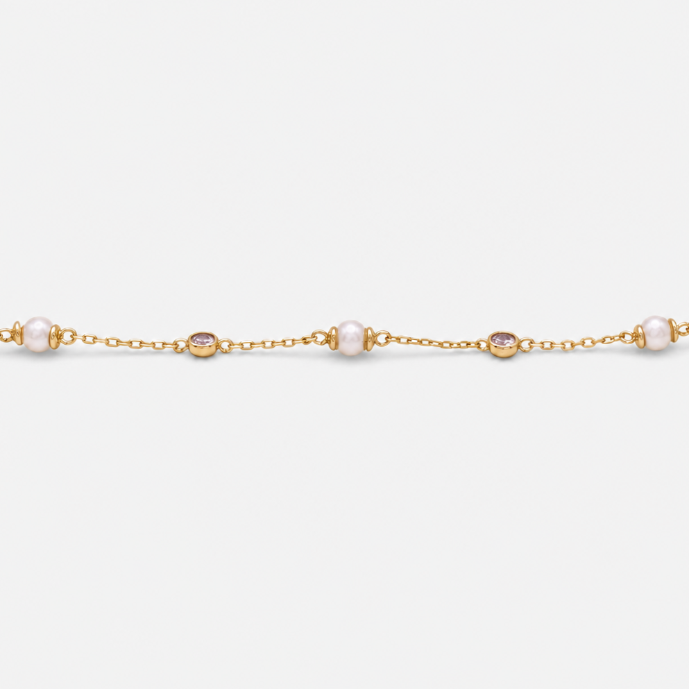 Close-up of Tempo Alternance freshwater pearl bracelet in 18kt gold vermeil with alternating freshwater pearls and zircon stations | Cirque D'Or Canada USA