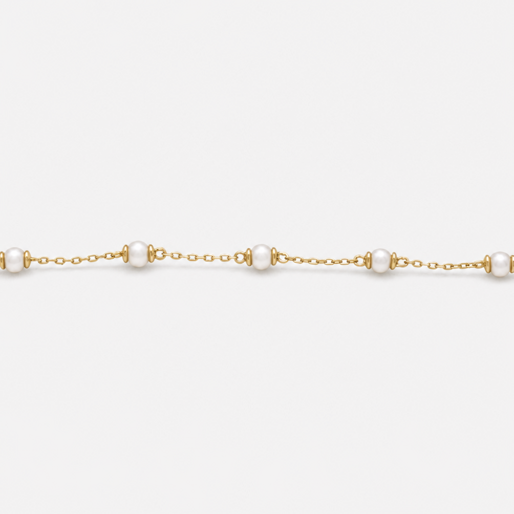 Detail view of Tempo Cadence freshwater pearl bracelet in 18kt gold vermeil showcasing evenly spaced freshwater pearls | Cirque D'Or Canada USA